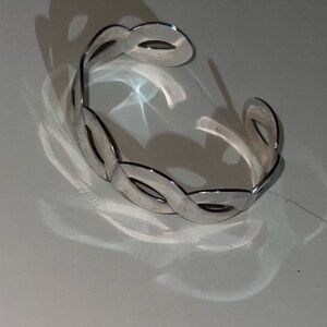 Elegant Silver Leaf Design Bracelet